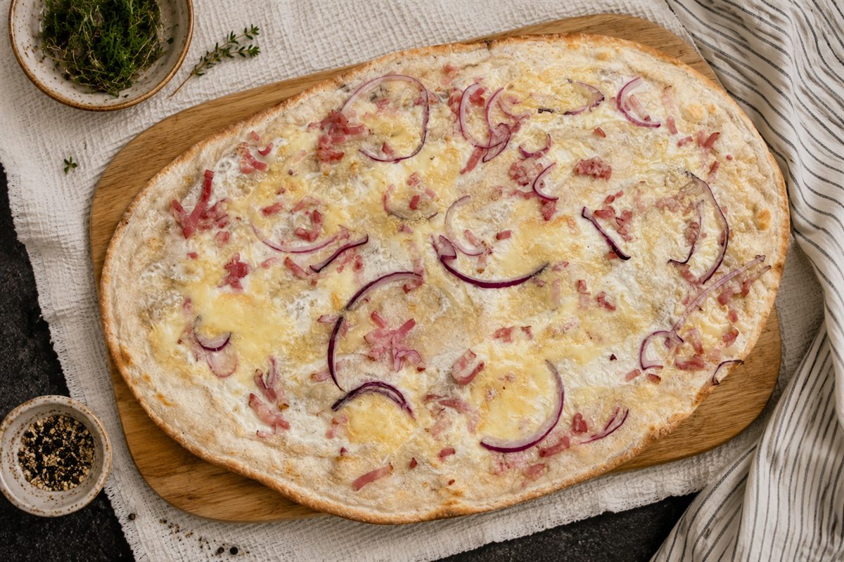 Flammkuchen Käse-Klassiker mit Speck und roten Zwiebeln
